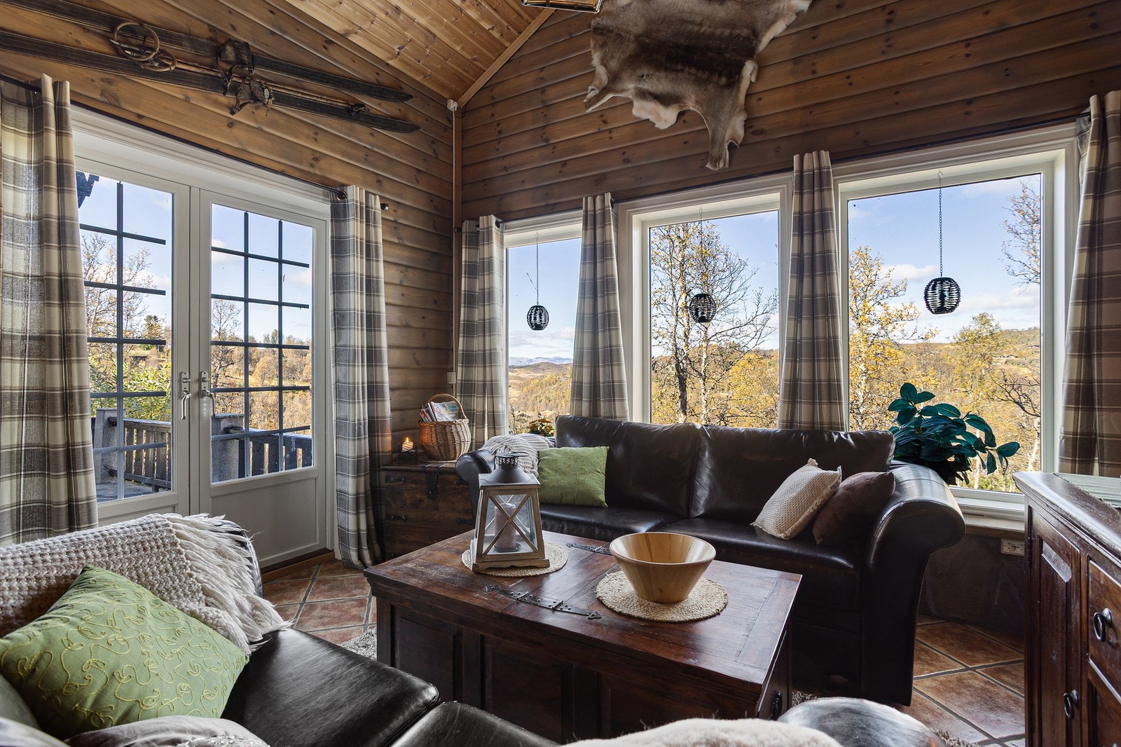 Stuekrok med nydelig utsikt over fjellene Galleribilde