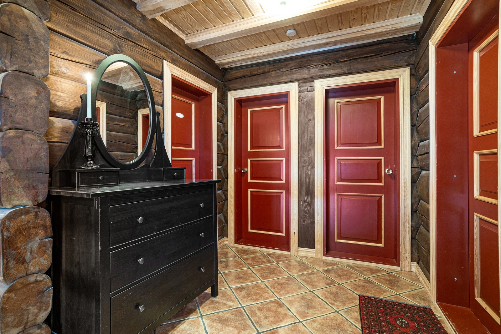 Fra entréen kommer man inn i en romslig og hyggelig gang med videre adkomst inn til soverom og bad Galleribilde