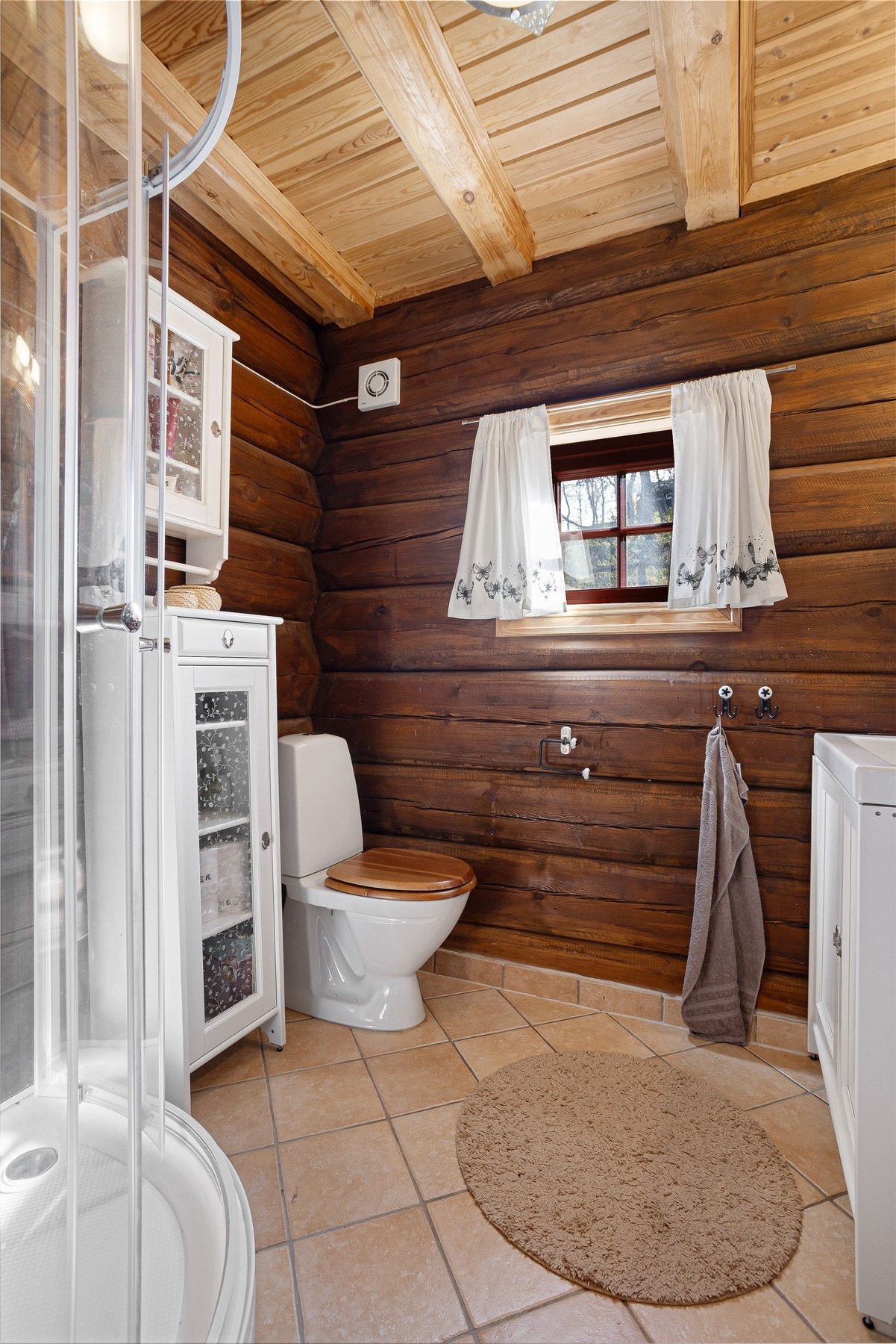 Baderom med toalett, innredning med servant og dusjkabinett Galleribilde