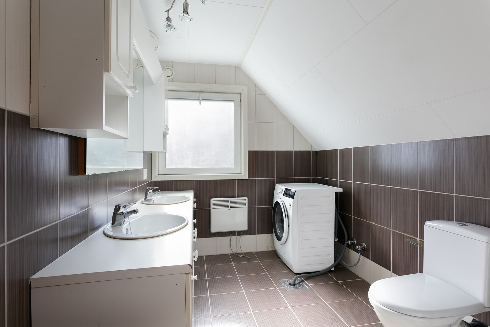 Vaskerom med wc og baderomsinnredning. Galleribilde