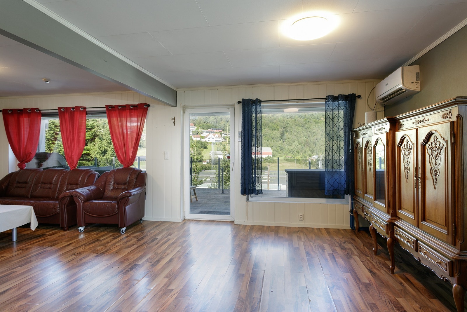 Stue med utgang til romslig terrasse Galleribilde