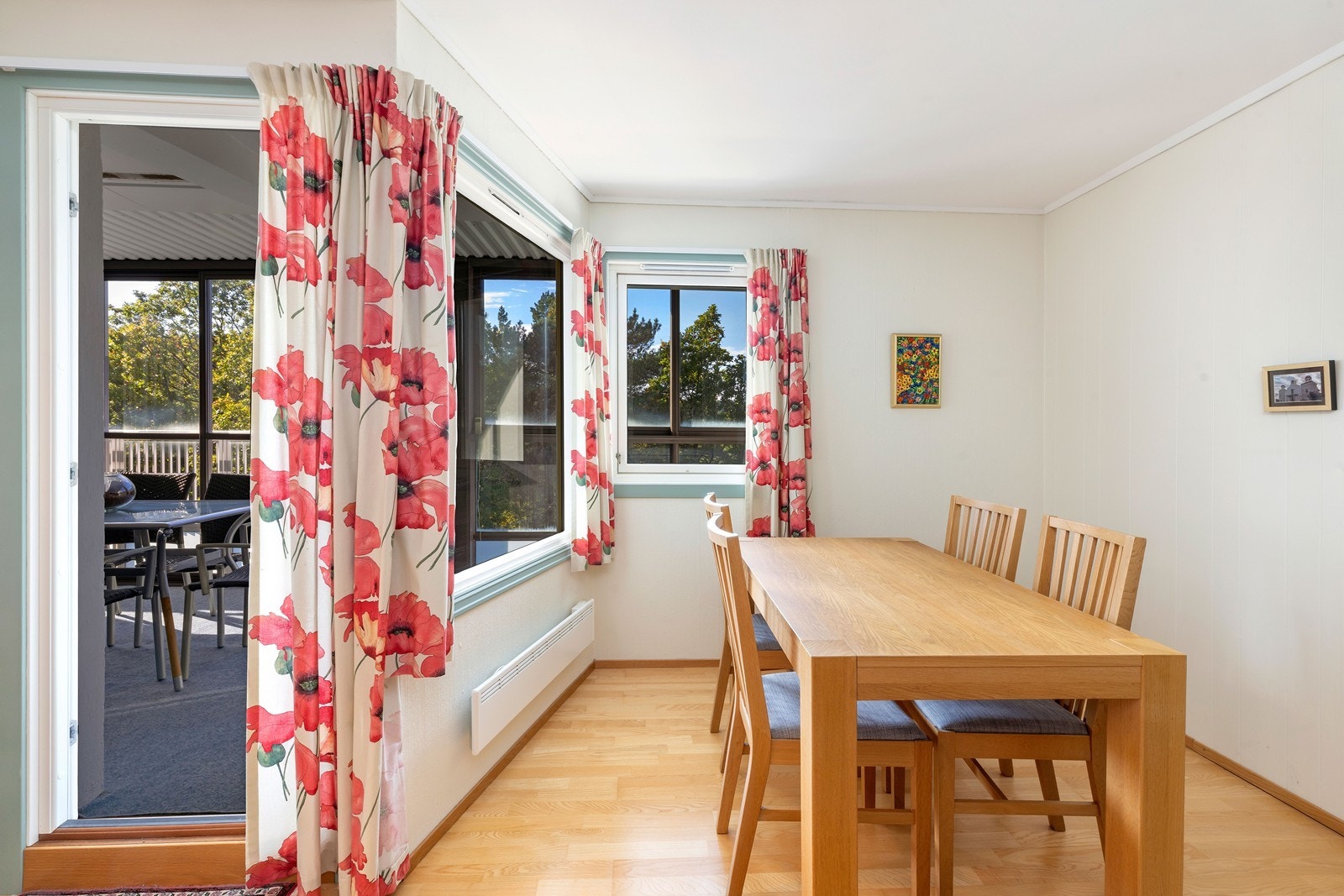 Stue med utgang til solrik, innglasset balkong. Galleribilde
