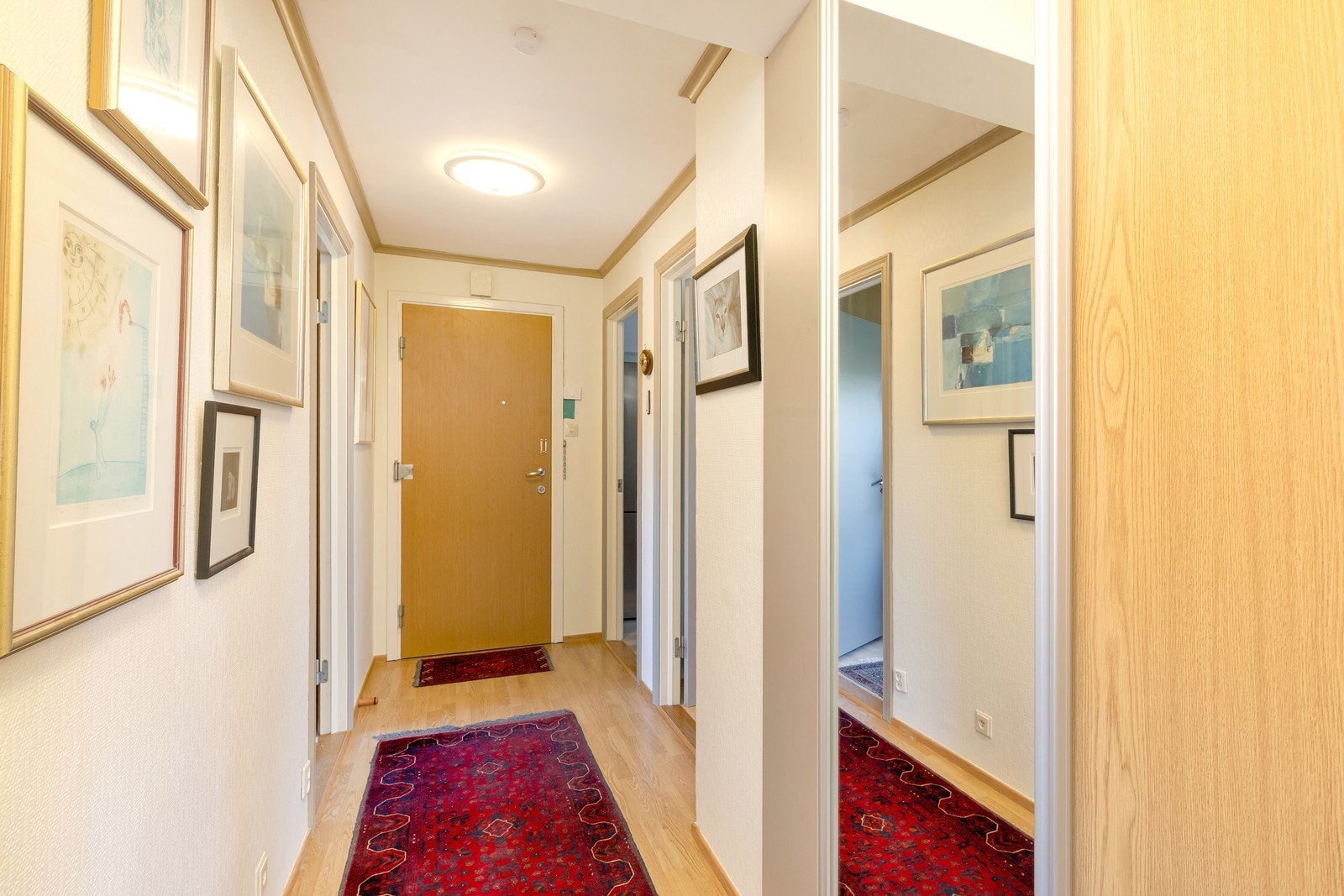 Gang/entre med skyvedørsgarderobe til oppbevaring av ytterklær og sko. Galleribilde