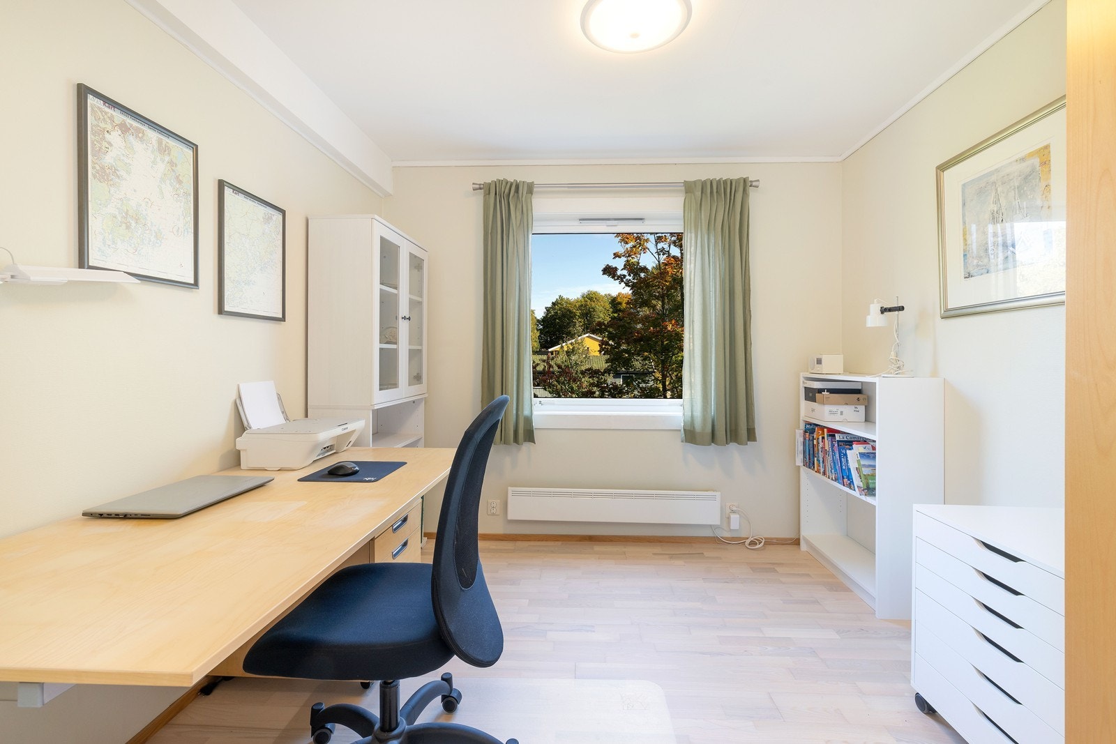 Soverom 1 med plass til seng og klesskap. Idag innredet som kontor. Galleribilde