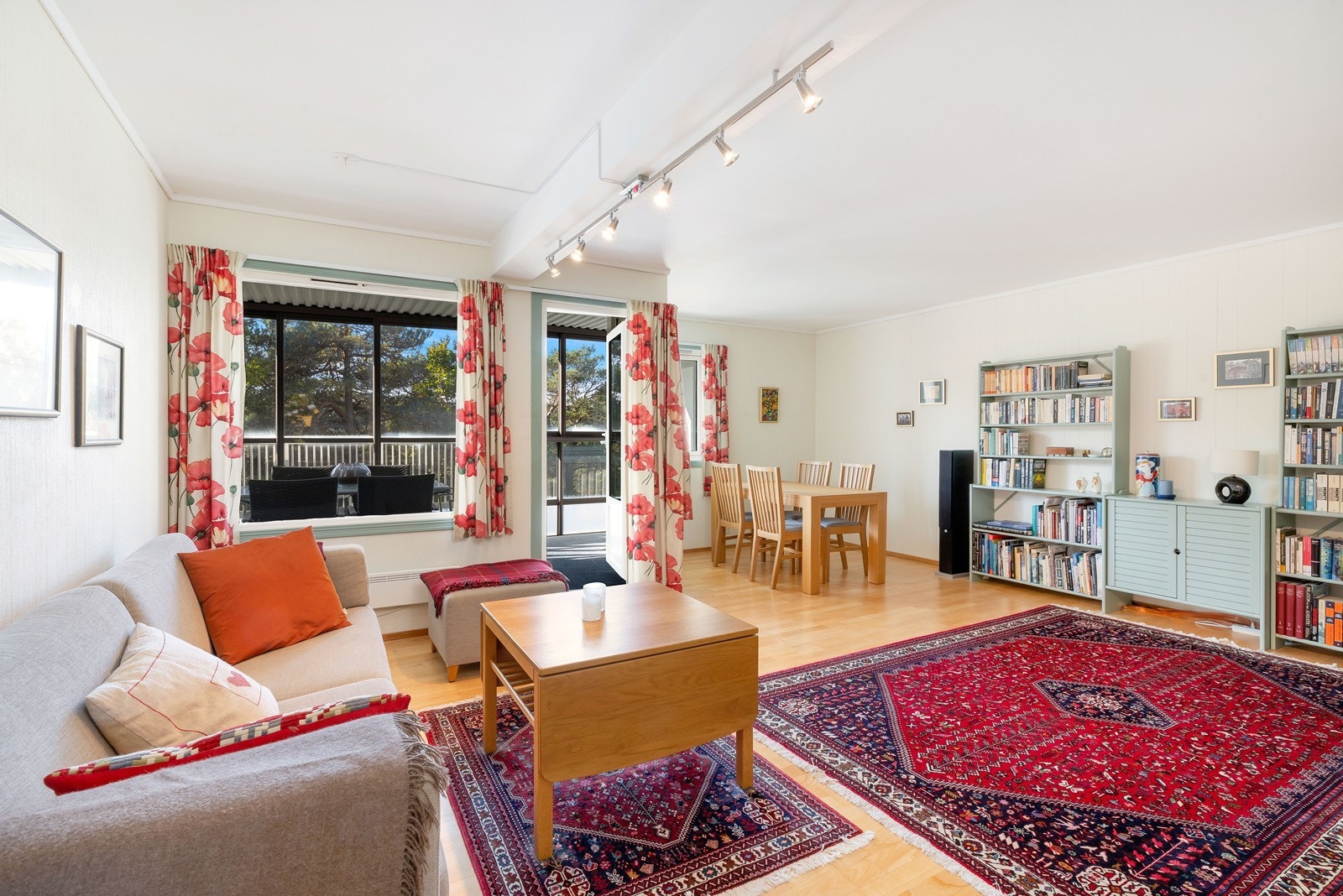 Stor lys stue med god plass til både sofagruppe og spisebord. Galleribilde