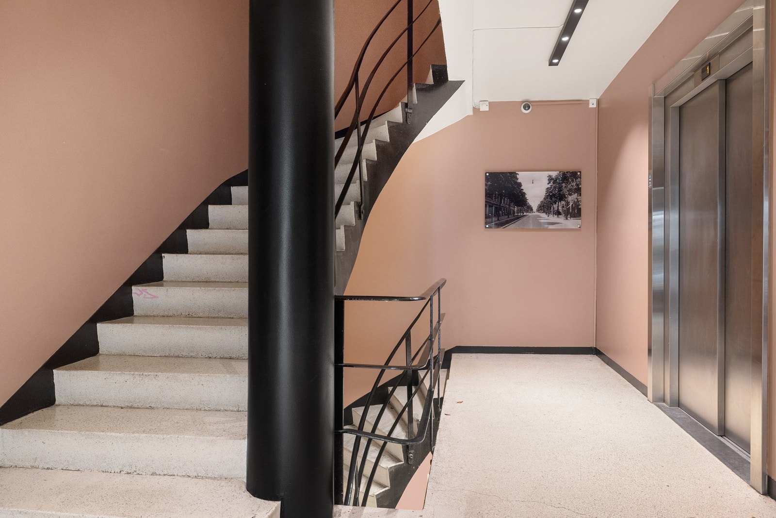 En flott og velholdt trappoppgang med et moderne uttrykk. Galleribilde