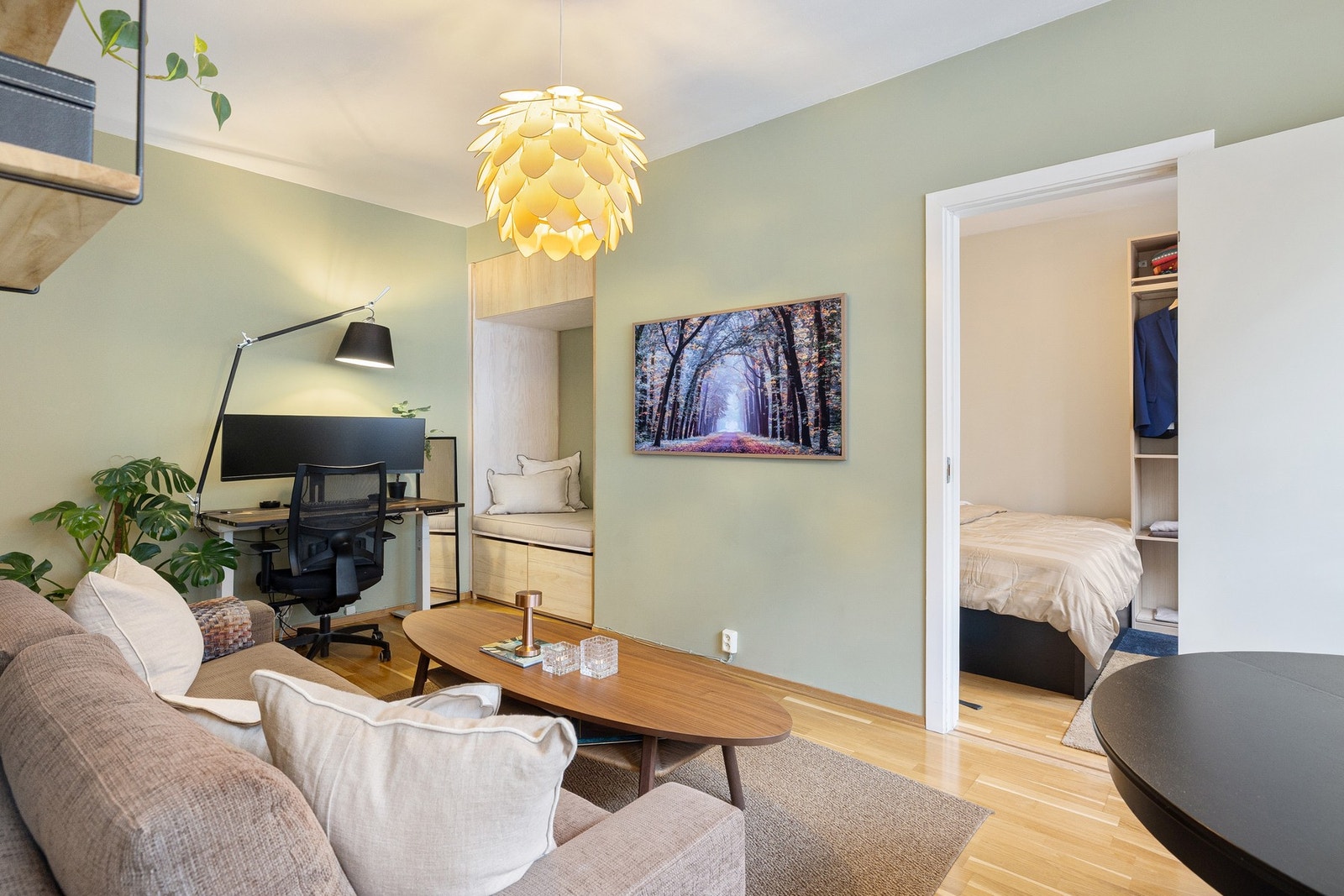 Velkommen inn i en innbydende og svært arealeffektiv selveierleilighet i Bygdøy Allé 20, presentert av Malin Anker-Larsen v/ Tinholt Eiendomsmegling! Galleribilde