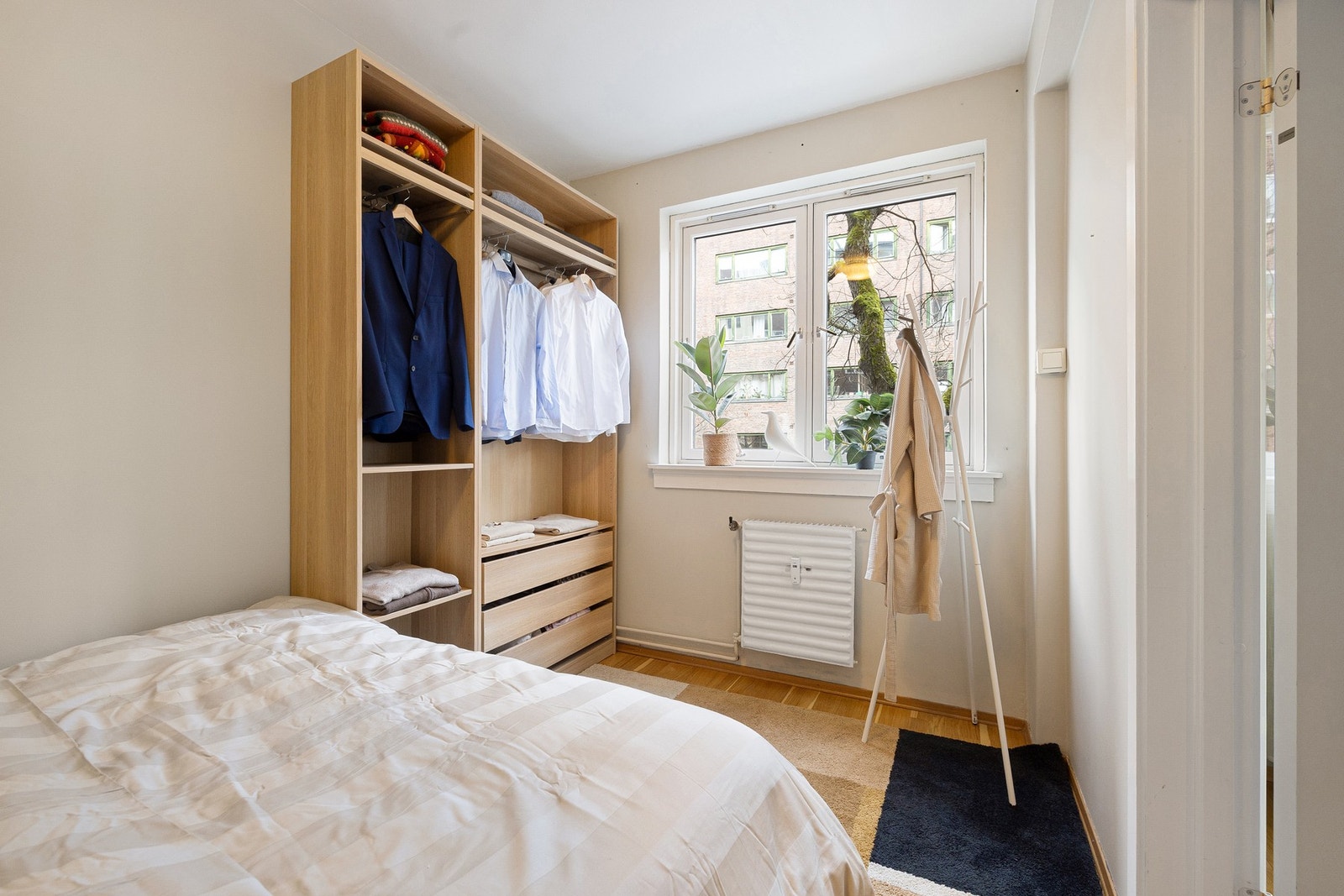 Leiligheten er oppvarmet via radiatorer & varmtvann og fyring er inkl. i felleskost. Selger opplyser at strømforbruket for hele 2024 utgjorde KUN 1272 kWh! Galleribilde