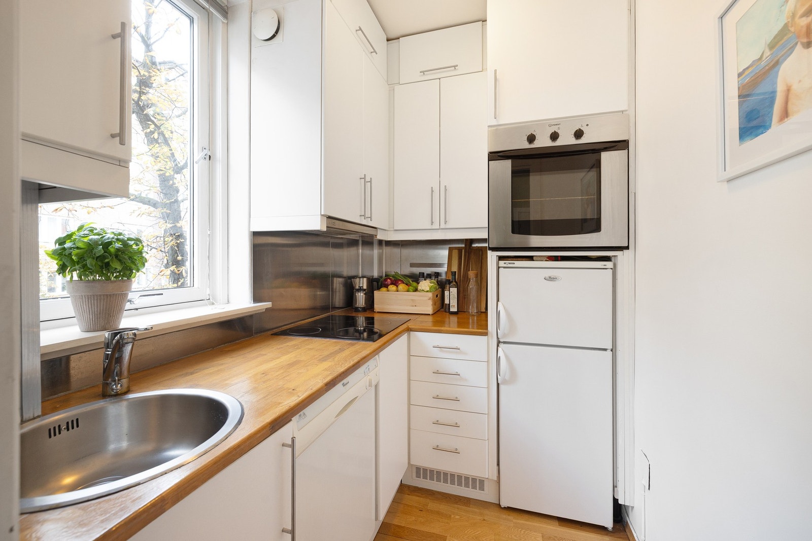 Fra stuen er det tilgang til et separat kjøkken med takhøy innredning. Galleribilde