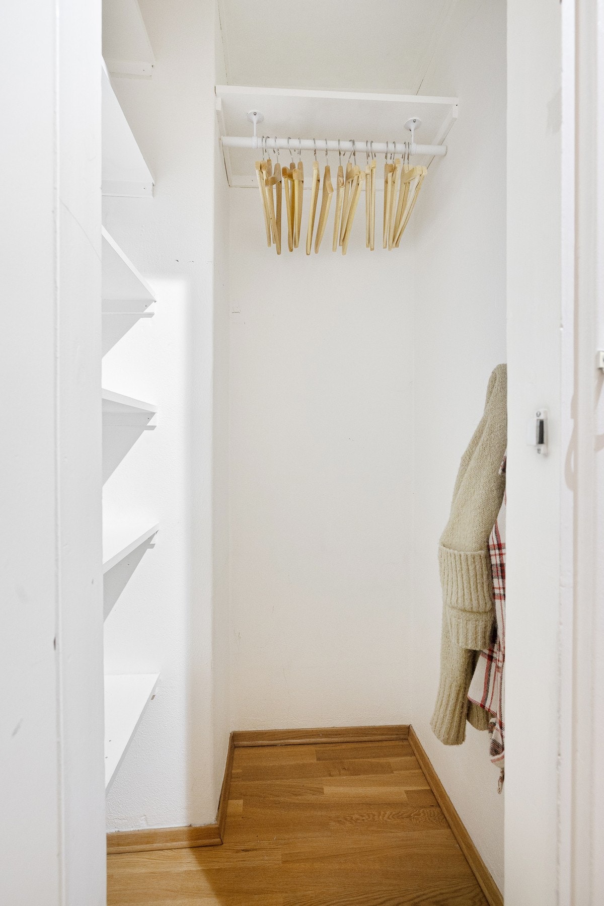 Et praktisk kott gir ytterligere lagringsplass, fint både med tanke på klesoppbevaring og for annen lagring. Galleribilde