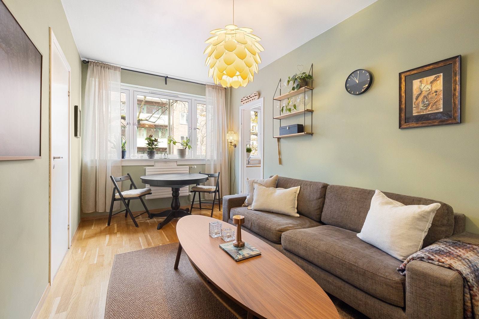 Stuen er romslig, her får du plass til "alt" - både sofa, stort spisebord og kontorpult for de som ønsker å ha hjemmekontor. Galleribilde