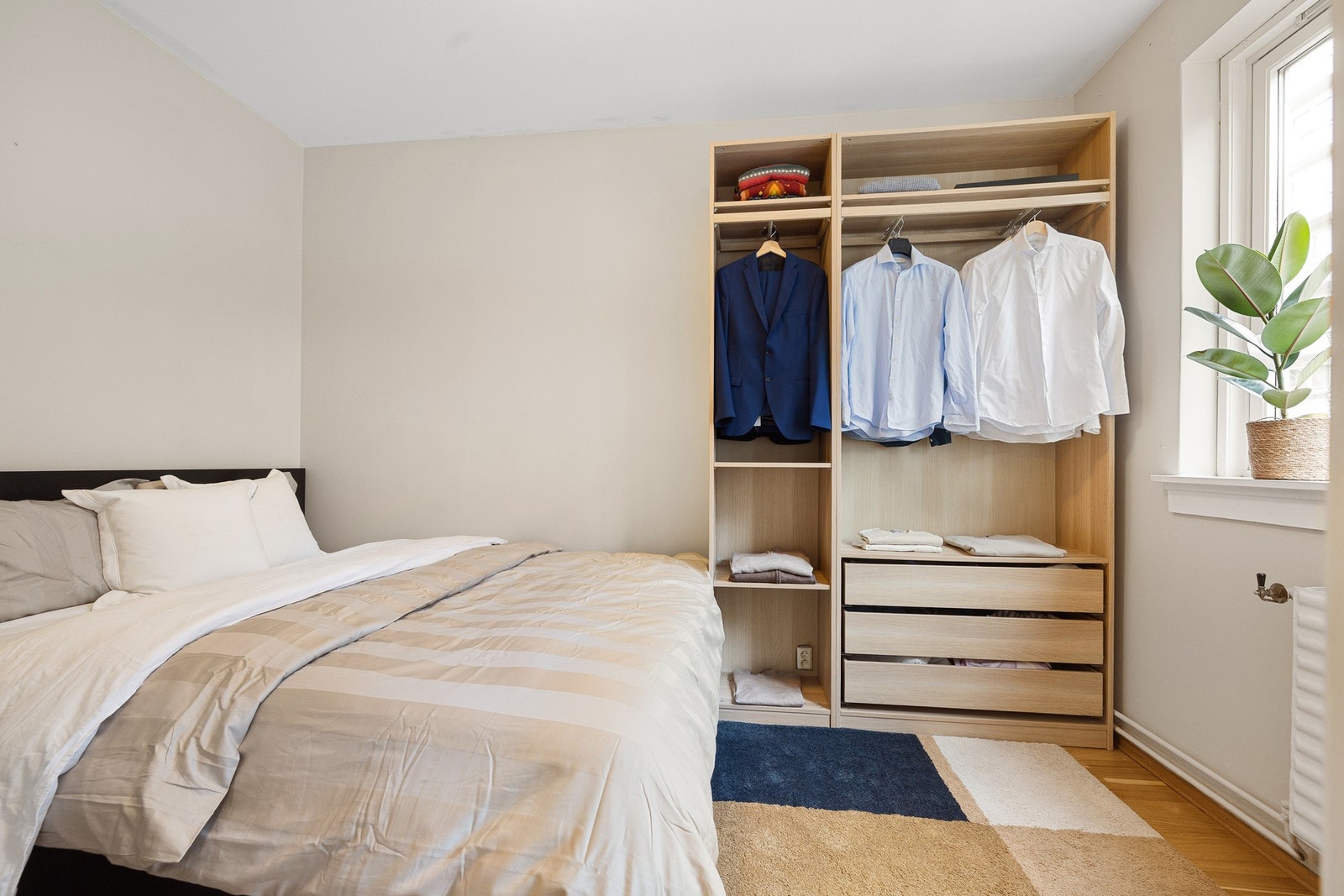 Lyst og romslig soverom. God plass til stor seng, i tillegg til et stort garderobeskap som sørger for godt med lagringsplass. Galleribilde