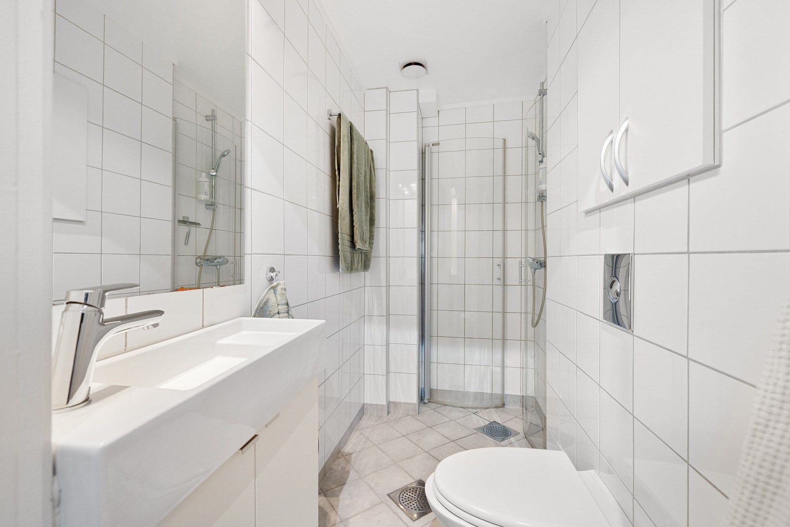 Badet er fra 2005 iht. tidl. salgsoppgave, med flislagte overflater på vegger og gulv i en tidsnøytral utførelse. Varmekabler i gulvet. Galleribilde