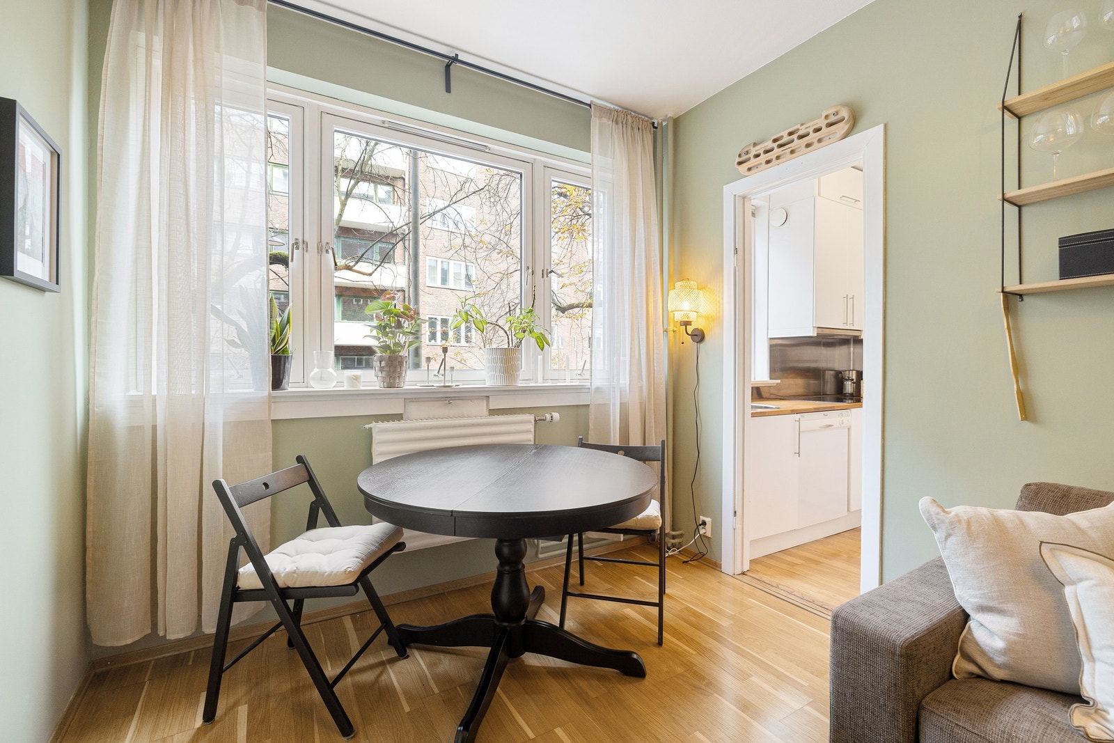 Spiseplassen finner sin naturlige plass i nær tilknytning til kjøkkenet. Dører til gangen og kjøkkenet er i boden, og kan overtas av kjøper om ønskelig. Galleribilde