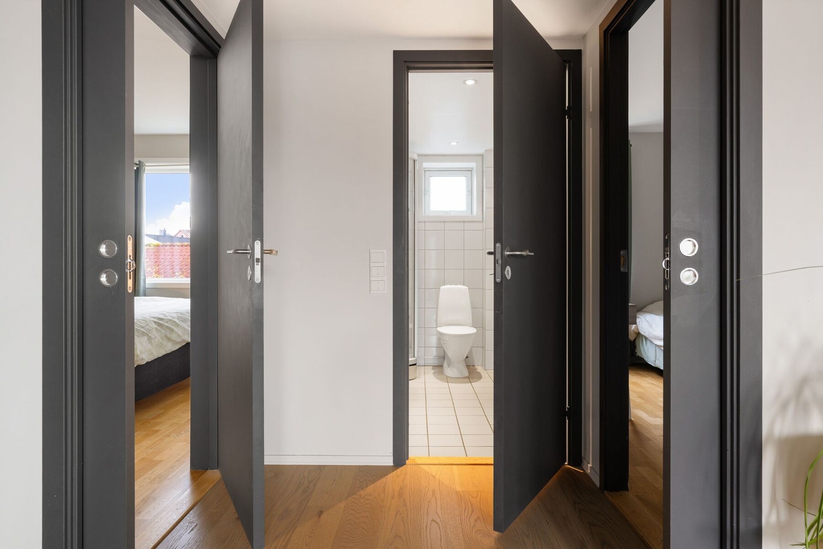 Inngang til to soverom og bad i hovedetasjen Galleribilde