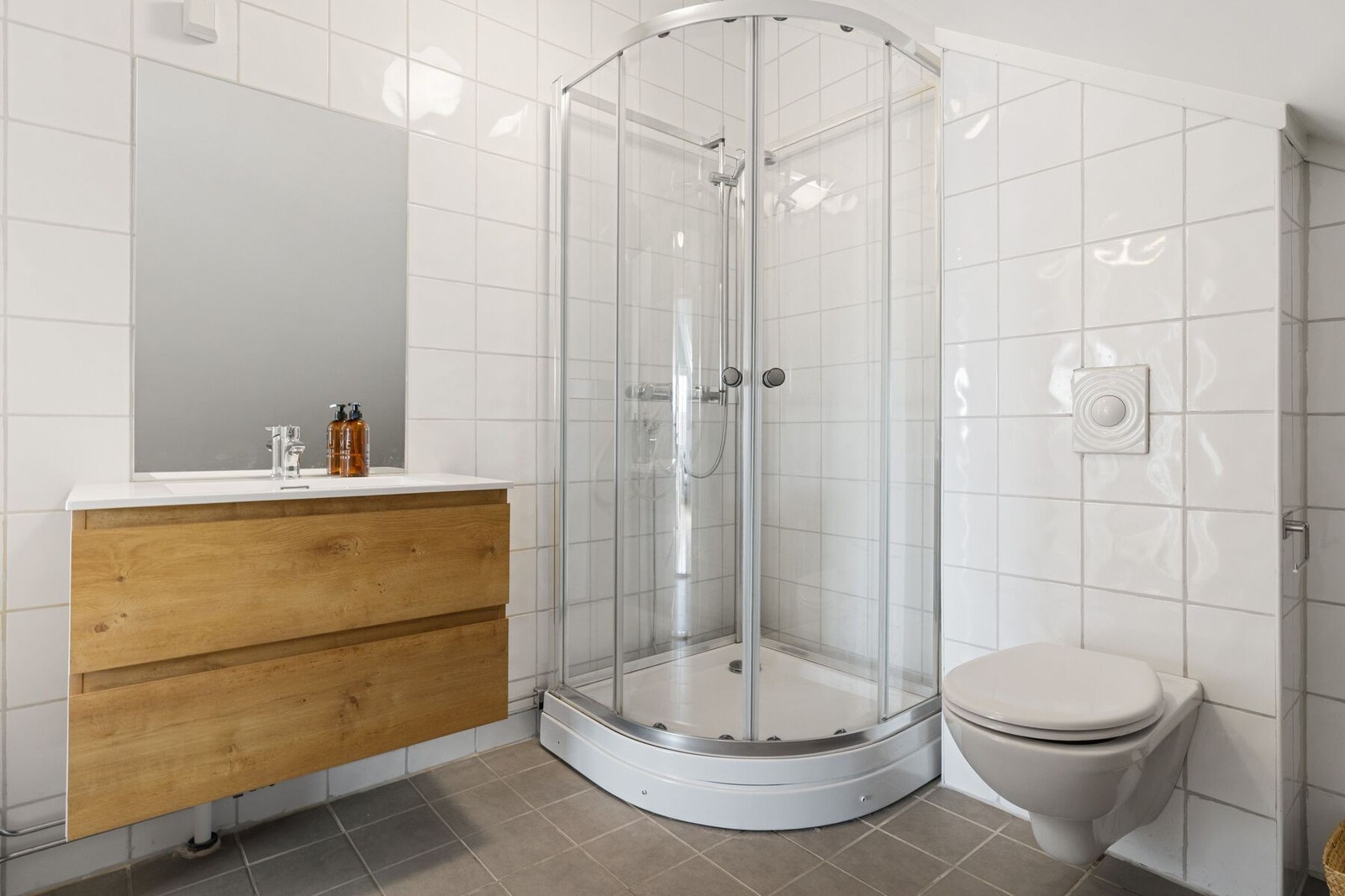 Bad på 4,6 kvm. i loftsetasjen, her ble servantinnredningen nettopp byttet Galleribilde