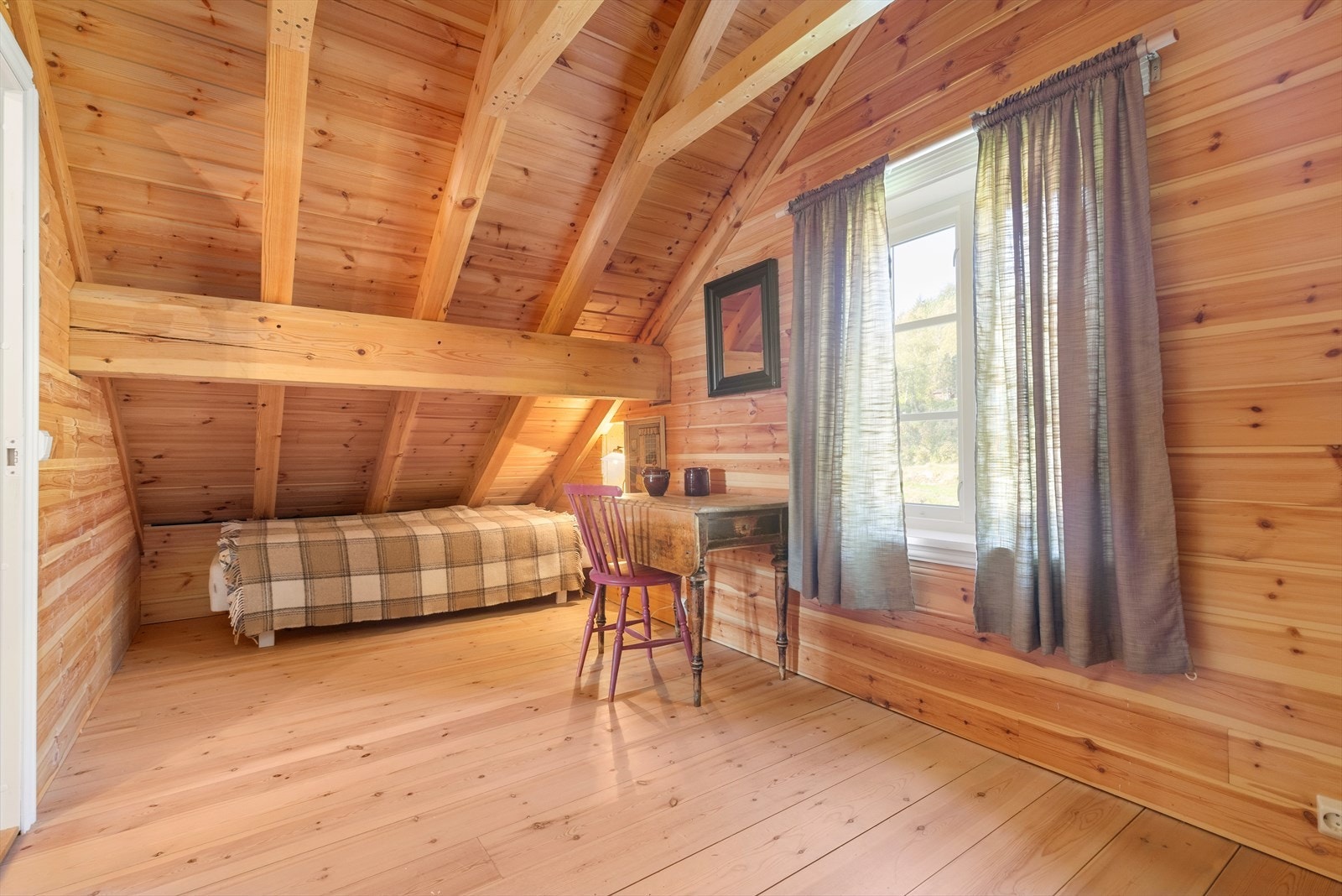 Soverom på loft | det gjøres oppmerksom på at det ikke eksisterer planskisser som viser godkjent bruk av loftet, og at loft har ikke godkjent krav til rømming da størrelsen på vindusåpningene er for liten Galleribilde