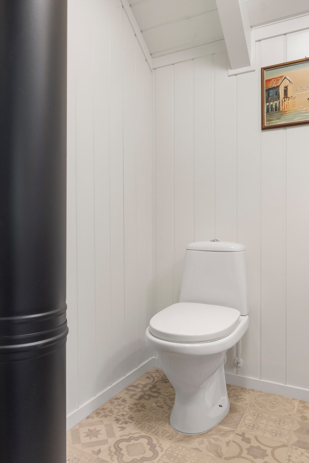 Toalettrom på loft | det gjøres oppmerksom på at det ikke eksisterer planskisser som viser godkjent bruk av loftet, og at loft har ikke godkjent krav til rømming da størrelsen på vindusåpningene er for liten Galleribilde