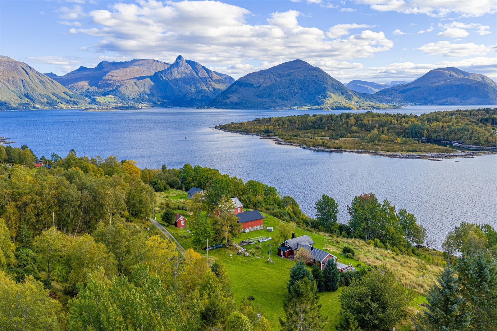 Fra eiendommen er det nydelig utsitk mot Yksnøya, Yksnøysundet, Vartdalsfjorden mot øst og Rovdefjorden mot vest Galleribilde