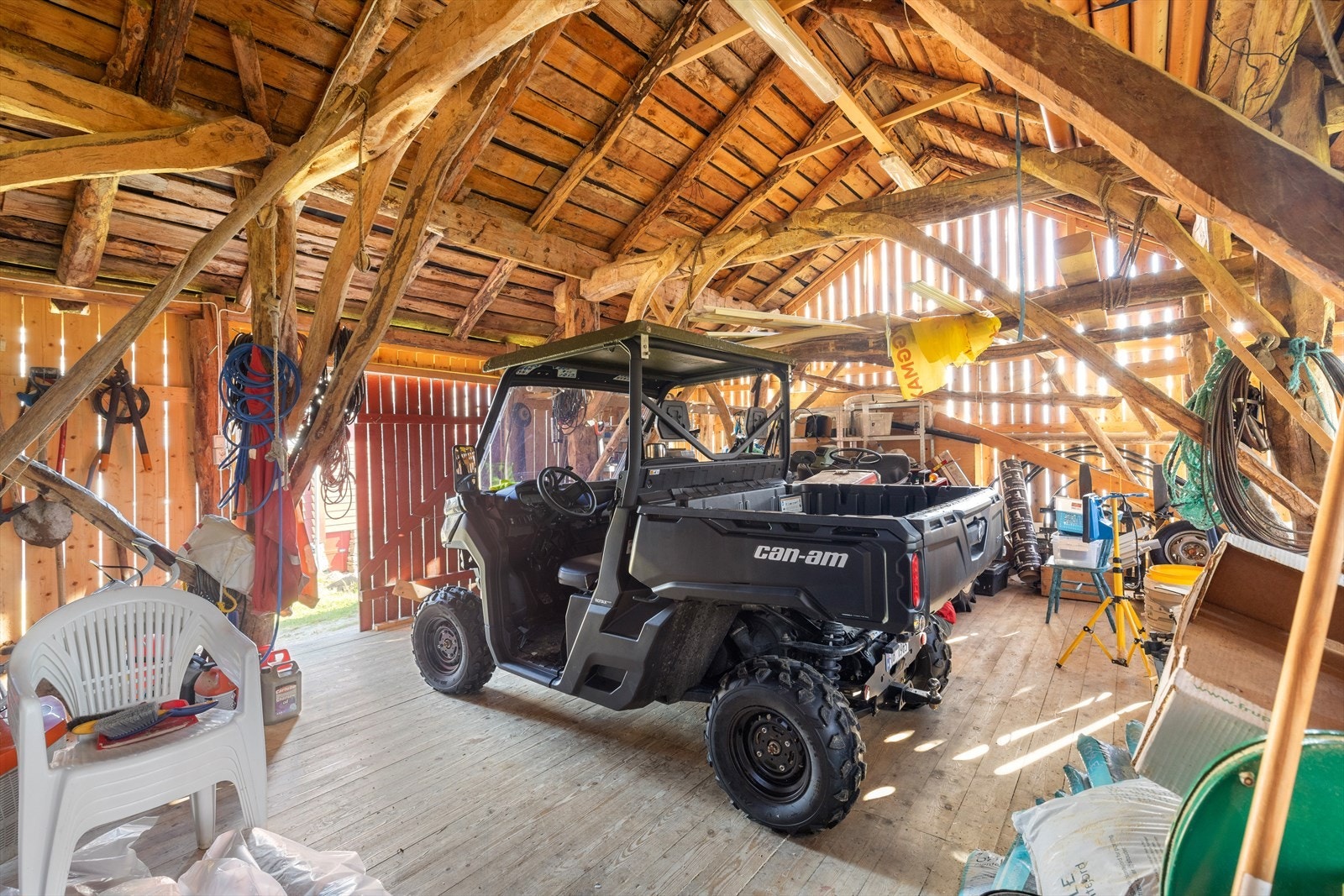 Løas hovedetasje er på 62 m² | nytt etasjeskille ble montert i 2009 | ytterveggene er i bindingsverk i grindverkkonstruksjon med stående malt spaltekledning Galleribilde