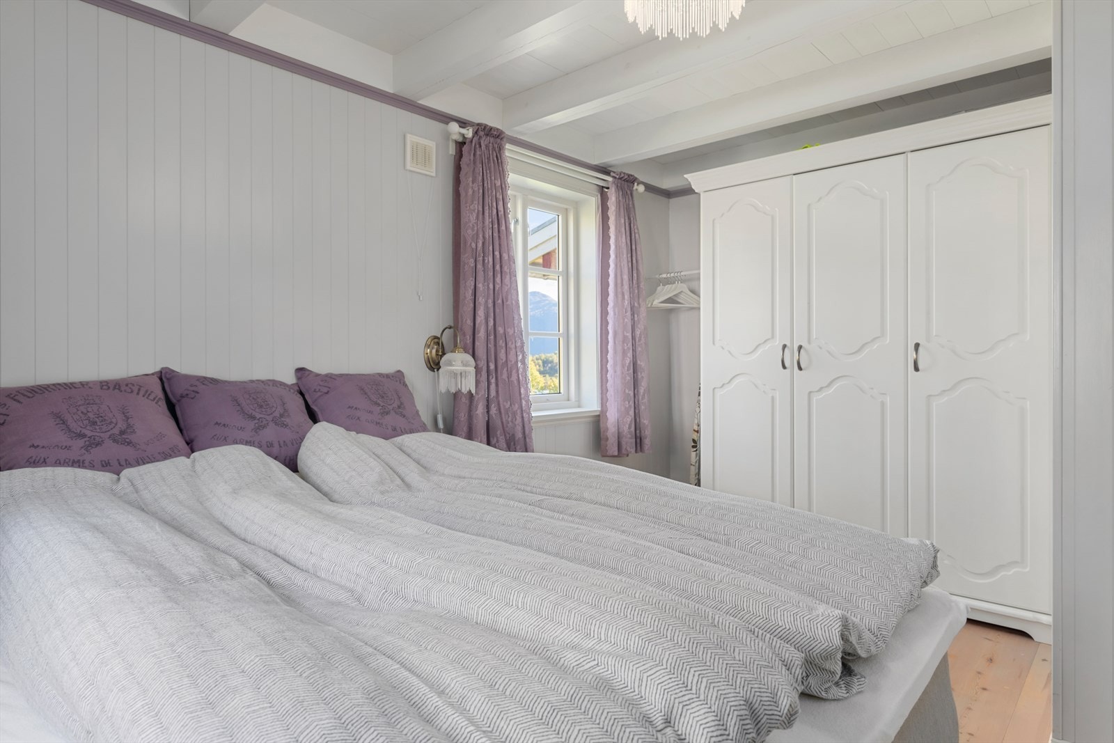 Romslig, lyst og luftig hovedsoverom i hovedetasjen Galleribilde