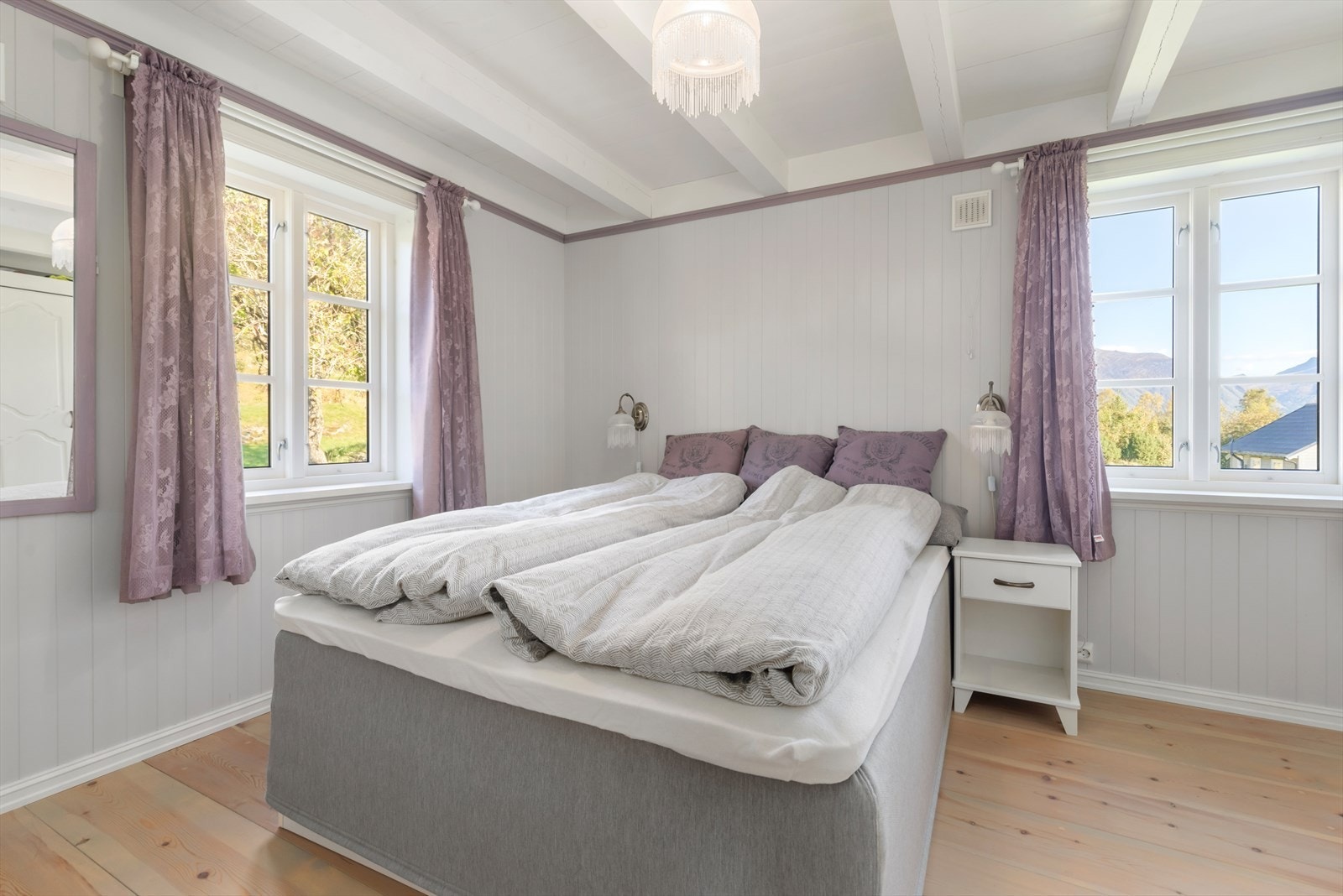 Romslig, lyst og luftig hovedsoverom i hovedetasjen Galleribilde