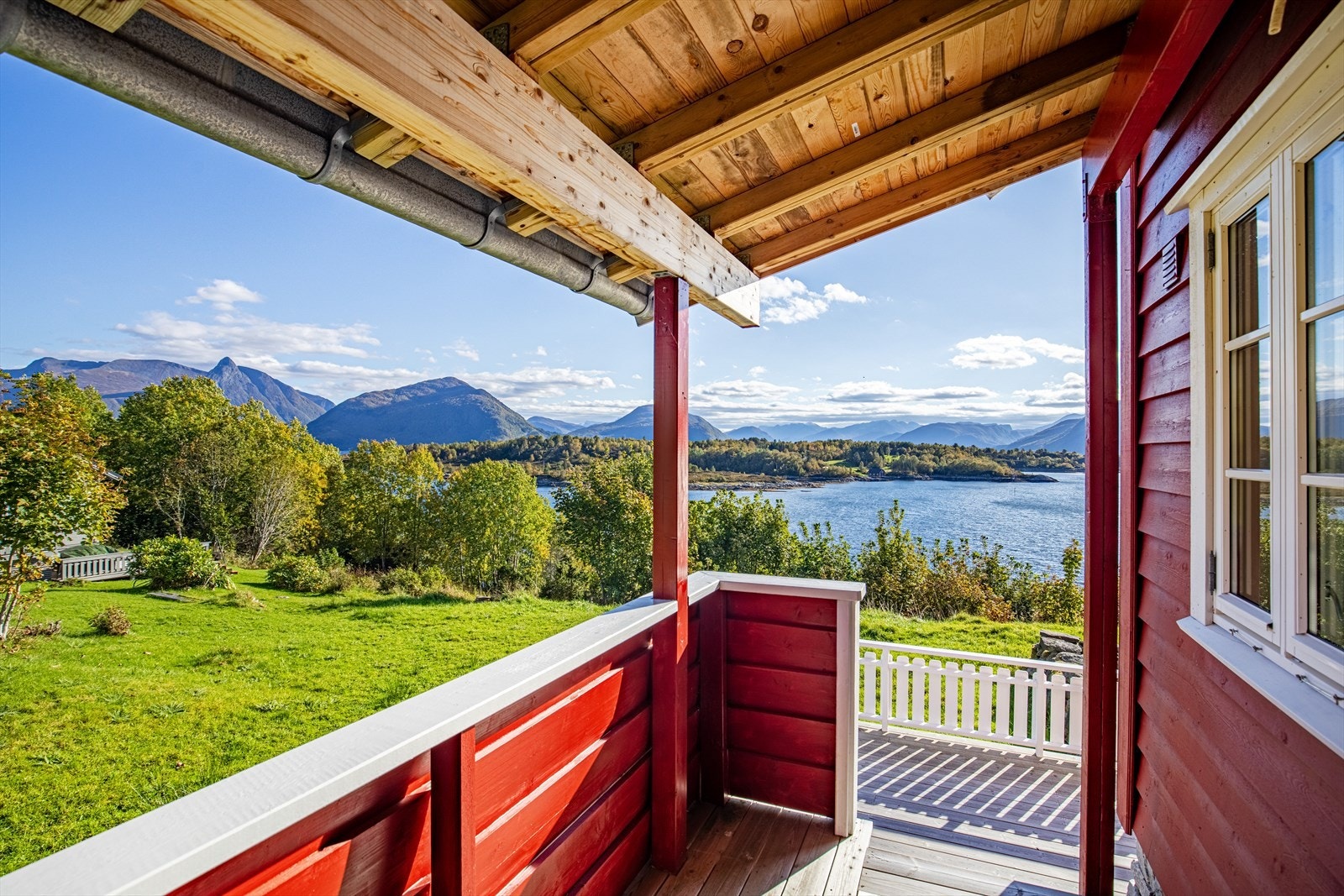 Overbygget terrasse med tilkomst til hovedterrassen har direkte tilkomst fra stue/kjøkken Galleribilde