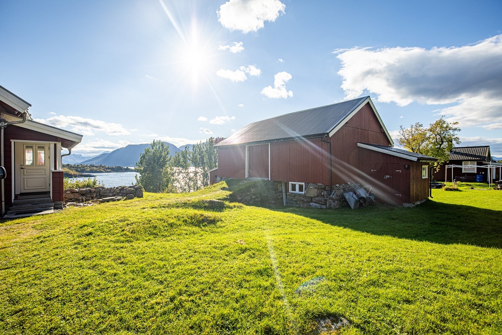 Løa har ukjent byggeår, men ble betydelig oppgradert i 2009 med ny taktekking, takrenner, utvendig kledning og etasjeskille Galleribilde