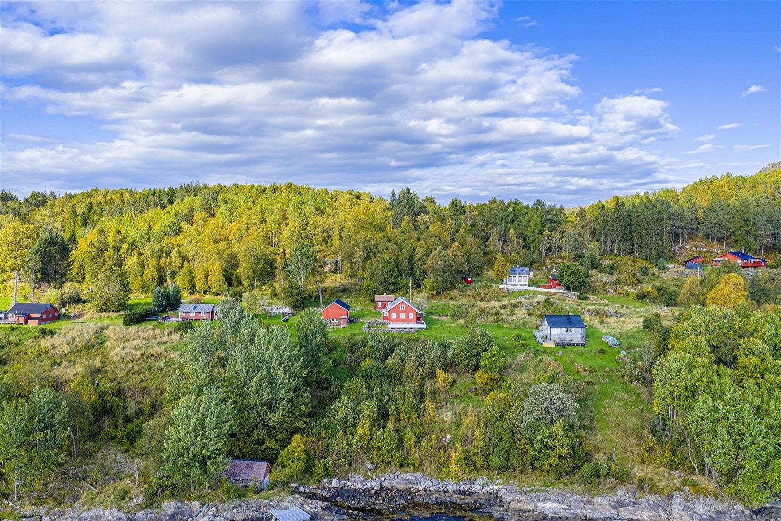 Eiendommen ligger i vakre og naturskjønne omgivelser på Søre Eika, bare et godt steinkast fra sjøen Galleribilde