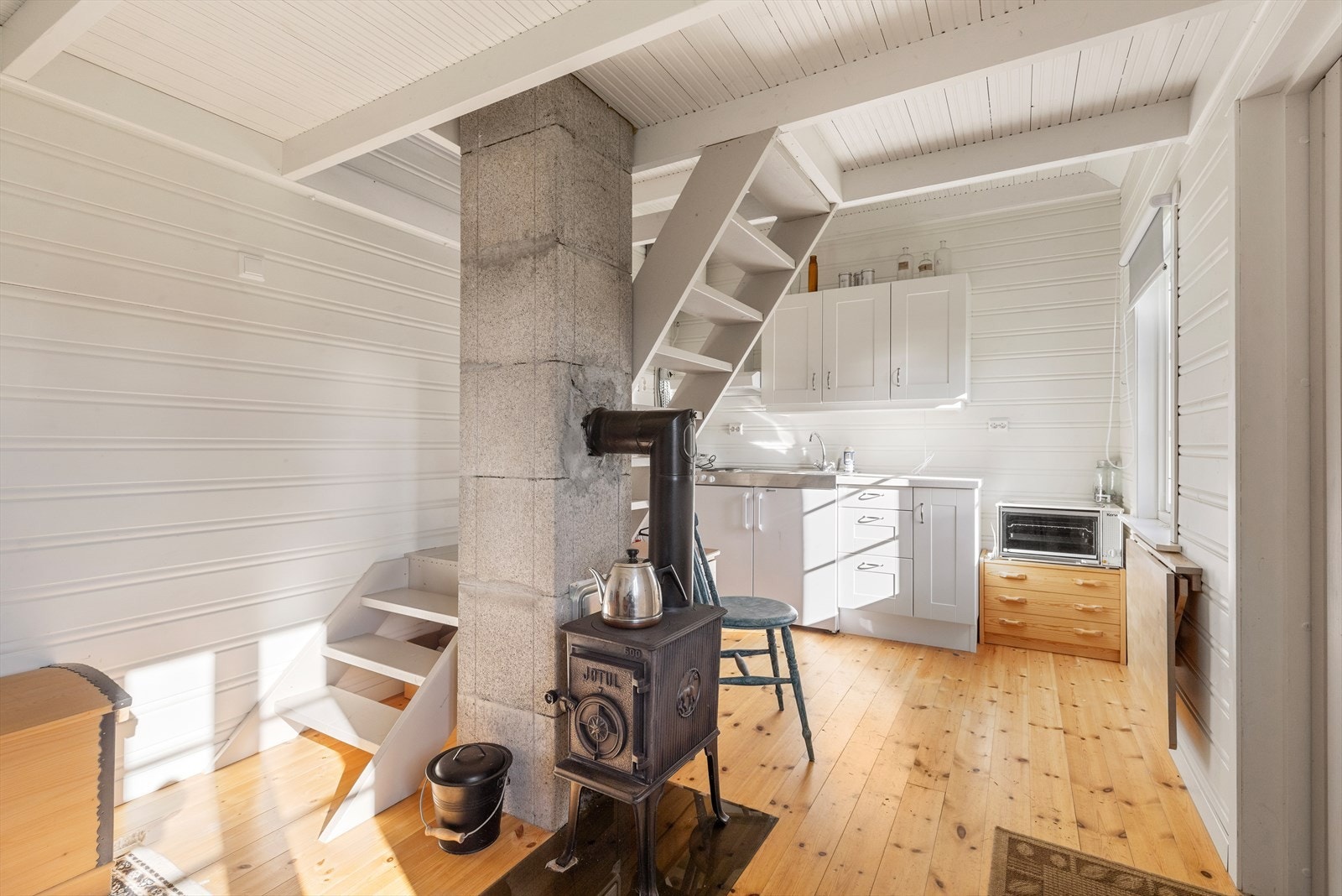 Annekset er innredet med stue/kjøkken og bad | tillegg er hems over stue/kjøkken | vedovn er montert her Galleribilde