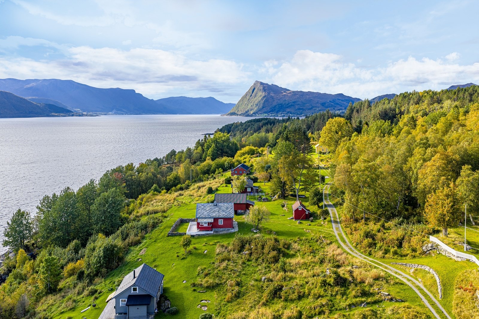 Eiendommen ligger fint til i vakre og naturskjønne omgivelser Galleribilde