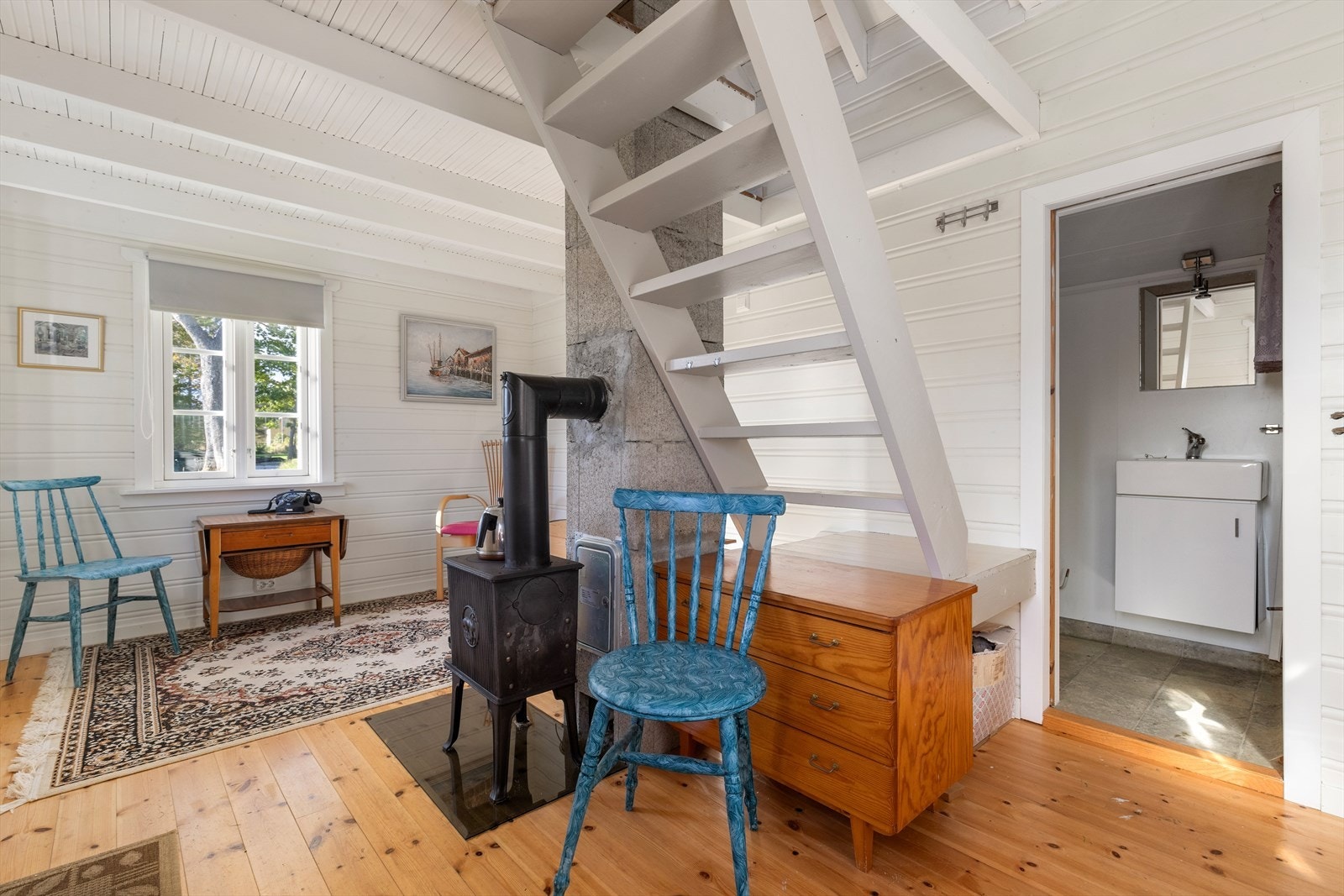 Annekset er innredet med stue/kjøkken og bad | tillegg er hems over stue/kjøkken | vedovn er montert her Galleribilde