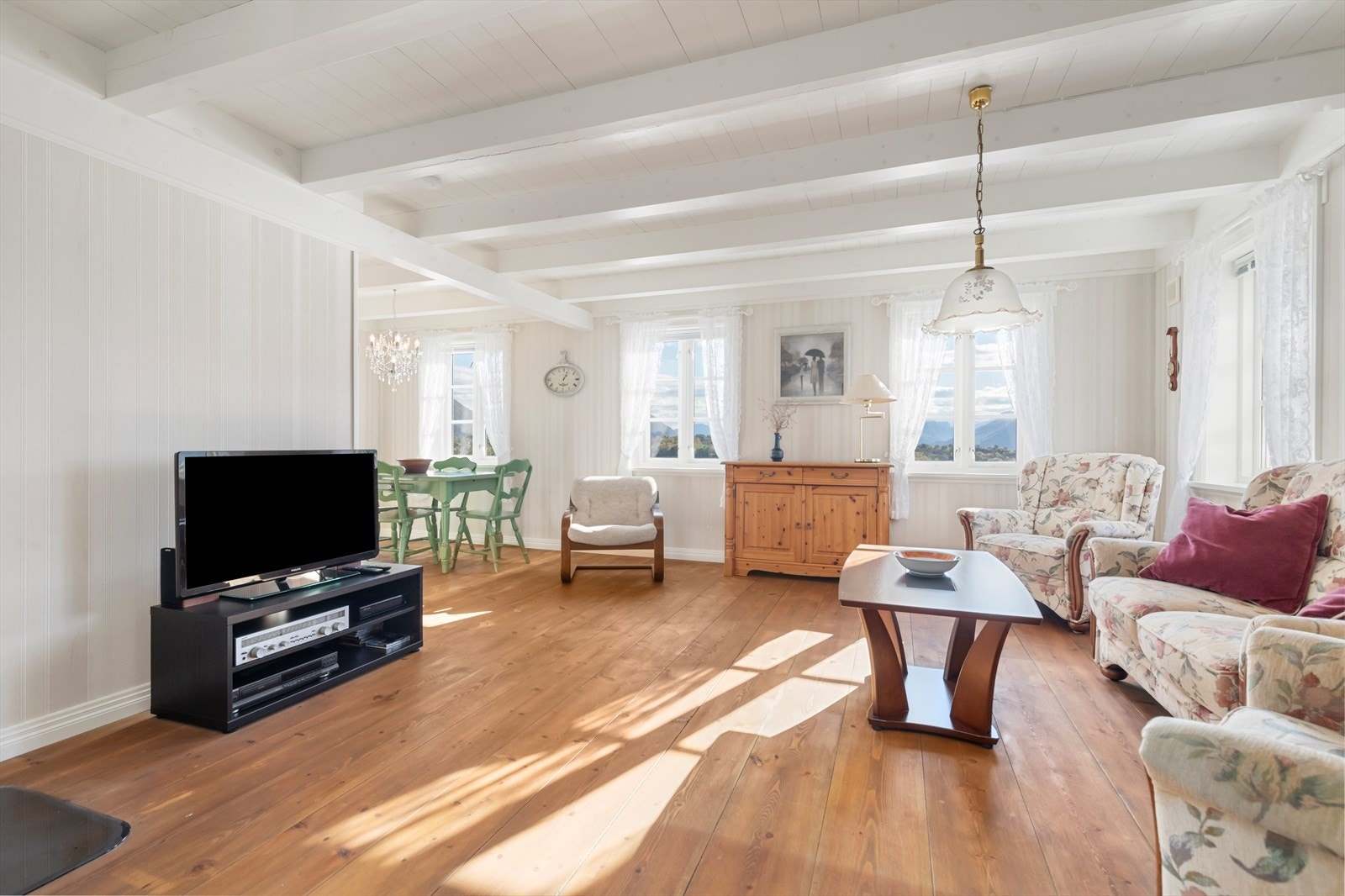 Lys og trivelig stue med god plass til både sittegruppe og spisegruppe Galleribilde