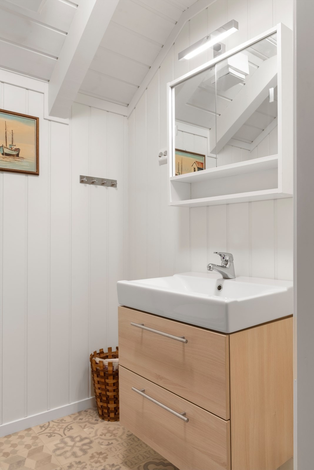 Toalettrom på loft | det gjøres oppmerksom på at det ikke eksisterer planskisser som viser godkjent bruk av loftet, og at loft har ikke godkjent krav til rømming da størrelsen på vindusåpningene er for liten Galleribilde