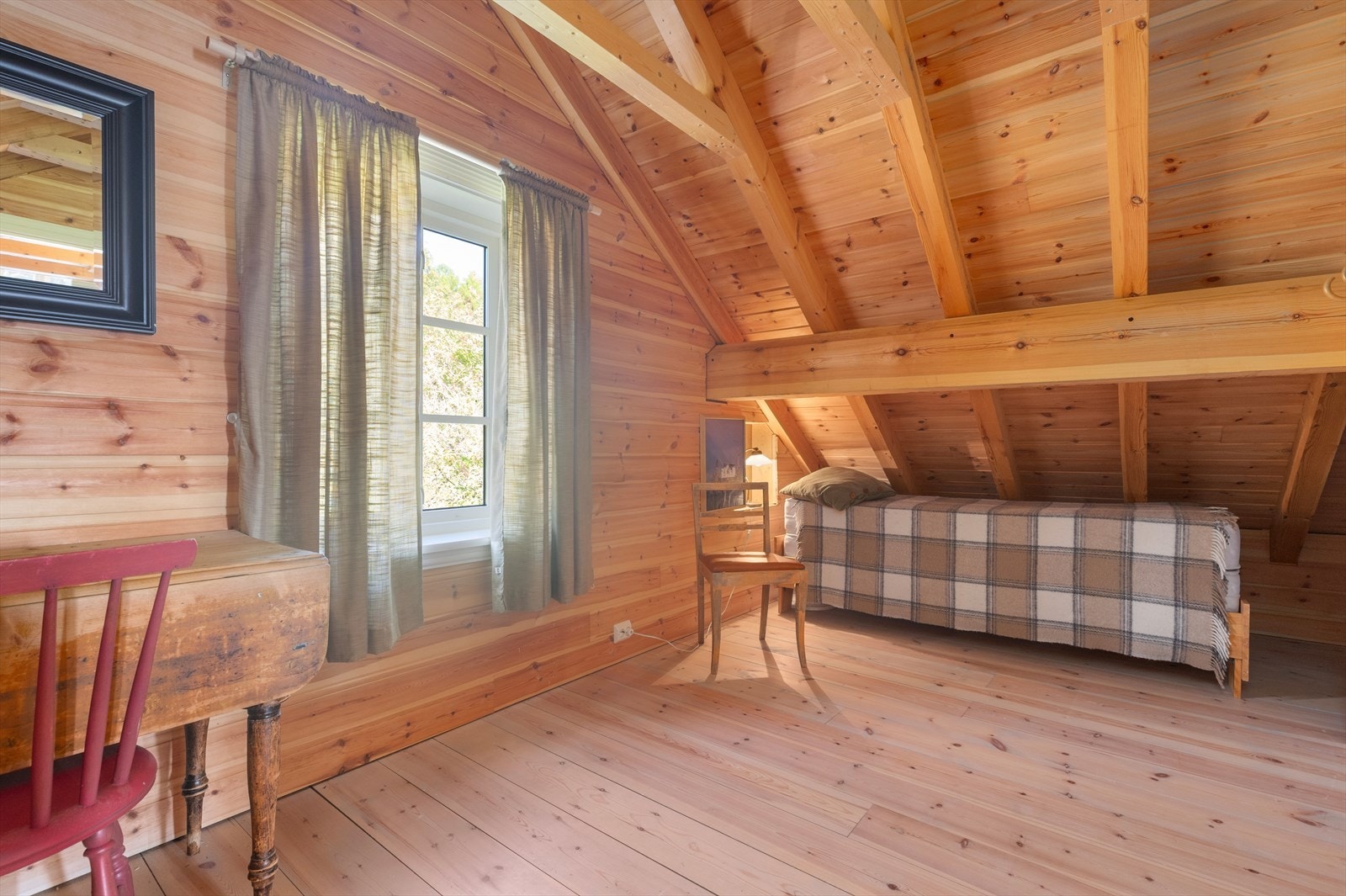 Soverom på loft | det gjøres oppmerksom på at det ikke eksisterer planskisser som viser godkjent bruk av loftet, og at loft har ikke godkjent krav til rømming da størrelsen på vindusåpningene er for liten Galleribilde