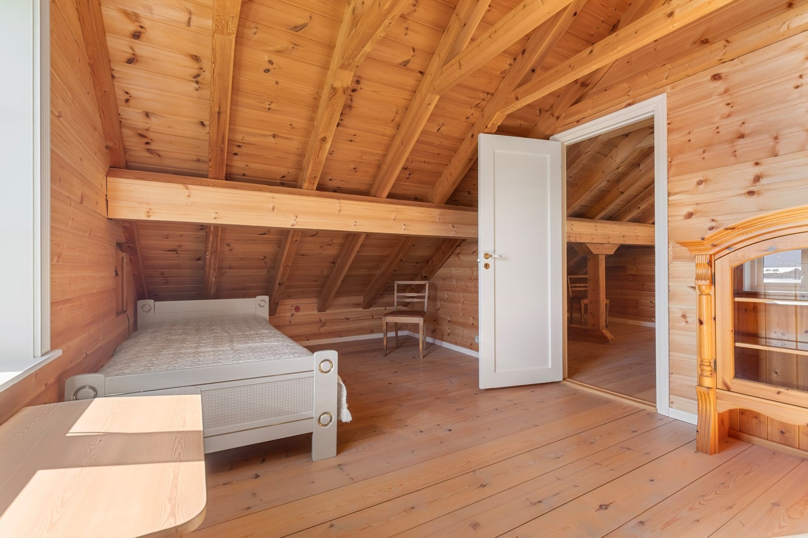 Soverom 2 på loft | det gjøres oppmerksom på at det ikke eksisterer planskisser som viser godkjent bruk av loftet, og at loft har ikke godkjent krav til rømming da størrelsen på vindusåpningene er for liten Galleribilde