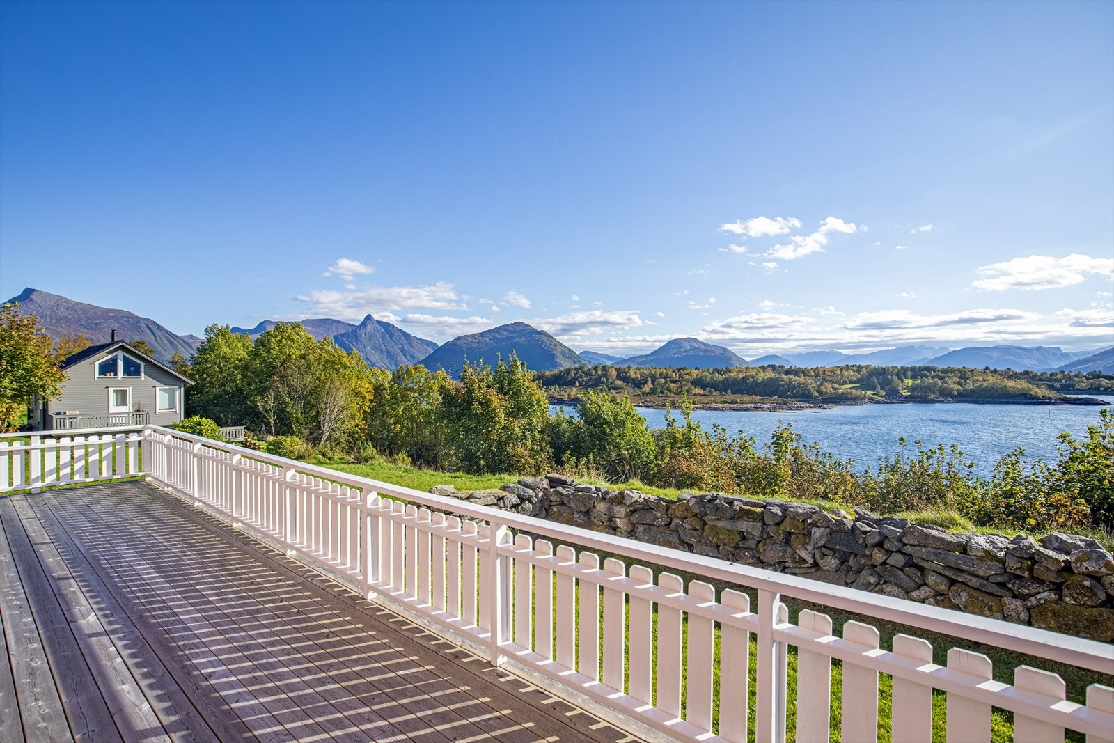 Stor sydvendt terrasse med nydelig utsikt og gode solforhold Galleribilde