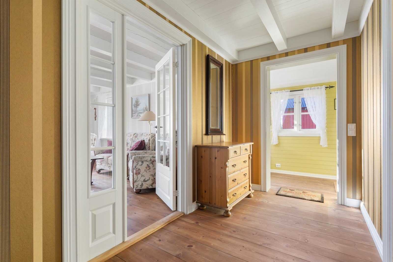 Gang mot entré i hovedetasjen Galleribilde