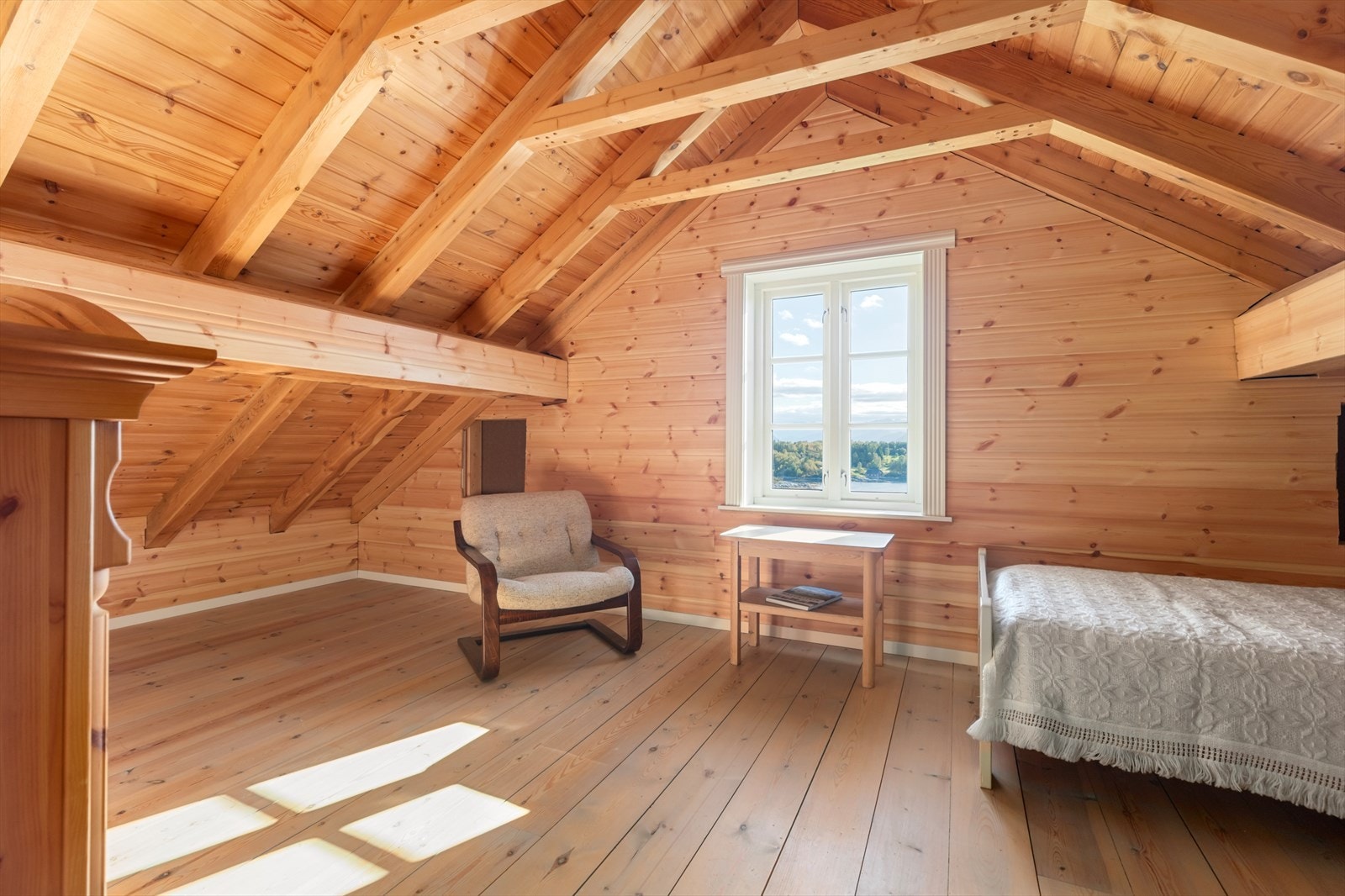 Soverom 2 på loft | det gjøres oppmerksom på at det ikke eksisterer planskisser som viser godkjent bruk av loftet, og at loft har ikke godkjent krav til rømming da størrelsen på vindusåpningene er for liten Galleribilde