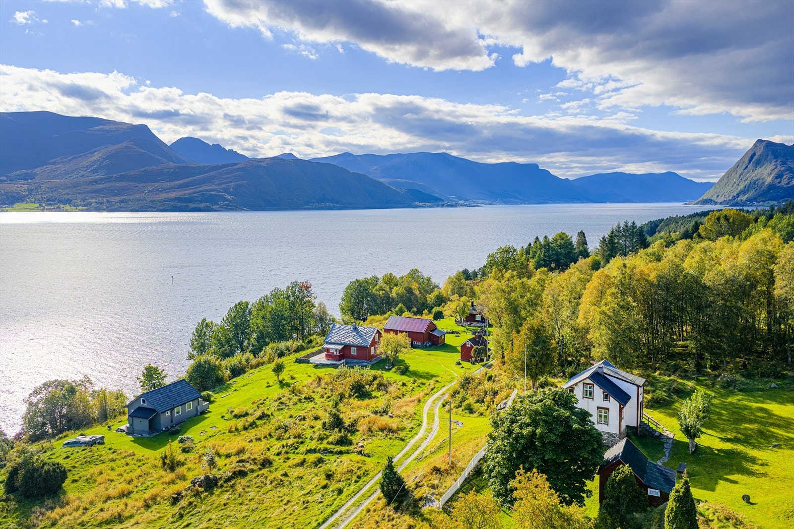 Fritidsboligen har byggeår 2012, går over 2 etasjer med et samlet BRA-i på 95 m² Galleribilde