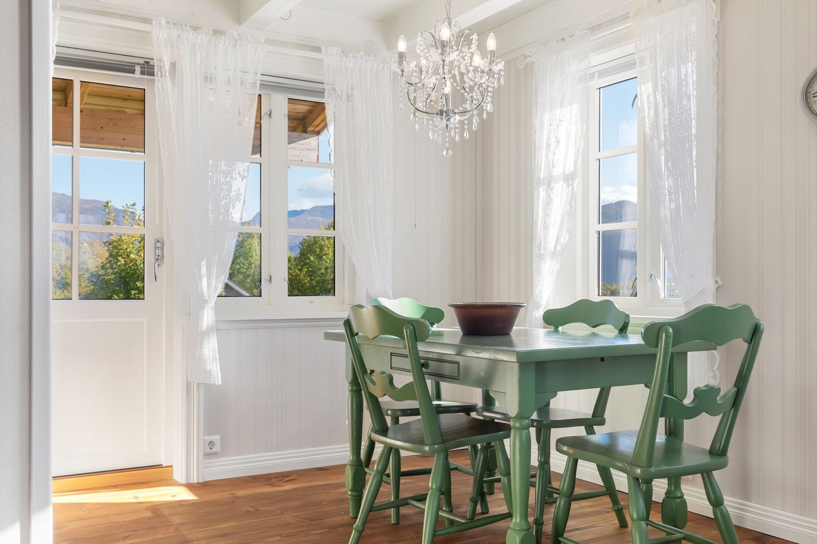 God plass til en spisegruppe ved kjøkkenet | her er det også utgang til overbygget veranda med videre tilkomst til hovedterrassen Galleribilde