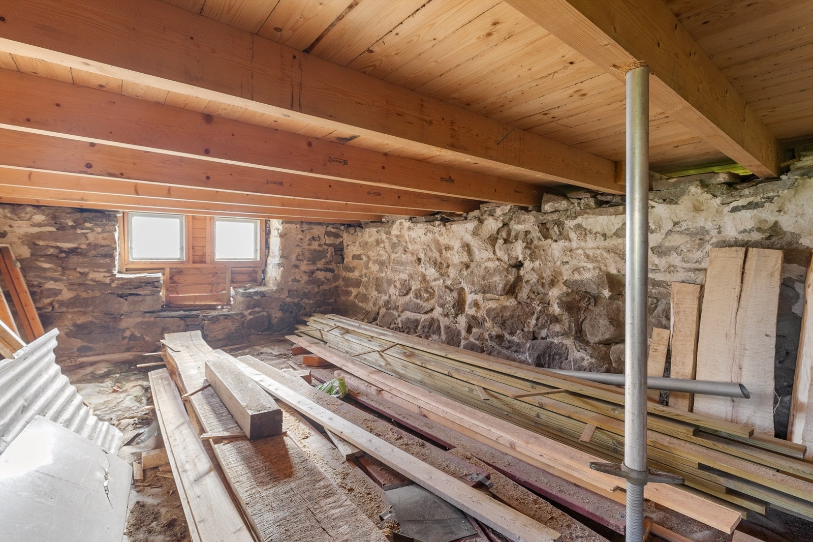 Kjeller i løa på ca. 34 m² | arealet er ikke målbart da etasjehøyde er under 1,90 meter Galleribilde