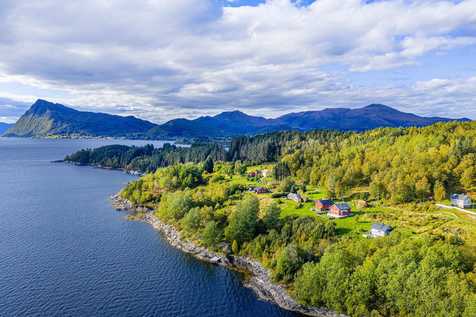 Eiendommen ligger i vakre og naturskjønne omgivelser på Søre Eika, bare et godt steinkast fra sjøen Galleribilde