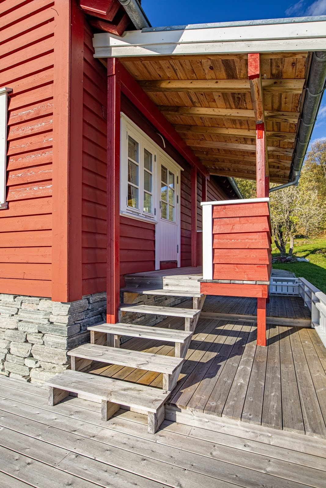 Overbygget terrasse med tilkomst til hovedterrassen har direkte tilkomst fra stue/kjøkken Galleribilde