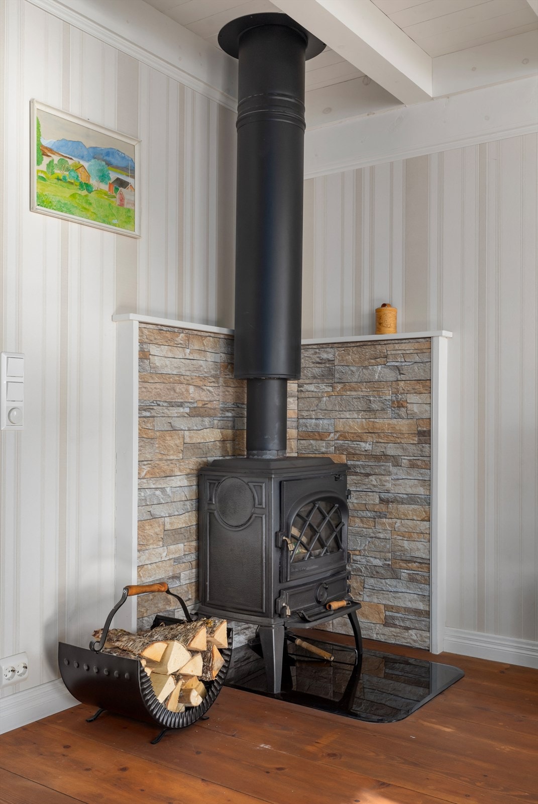 Vedovn med stålpipe er montert på stua Galleribilde