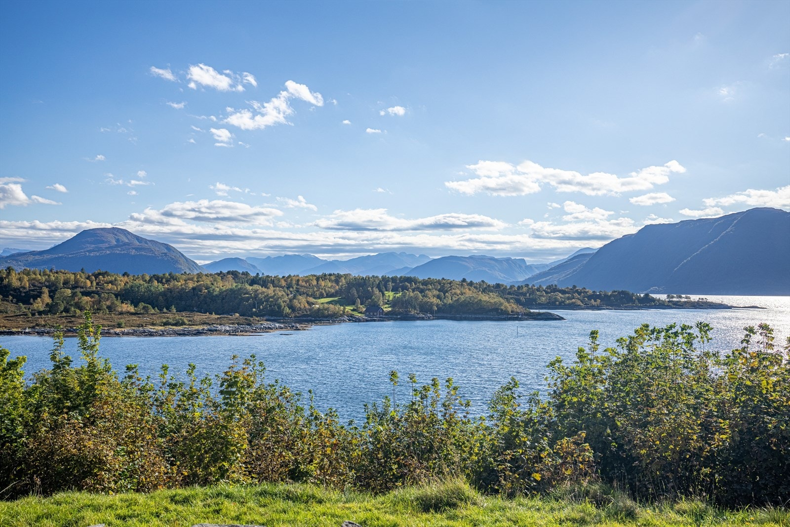 Fra terrassen er det nydelig utsikt mot Yksnøya, Yksnøysundet, Rovdefjorden og fjella omkring Galleribilde