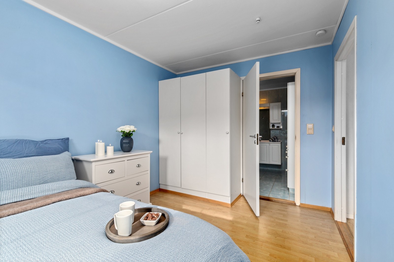 Fra soverommet har man tilgang til bad. Galleribilde