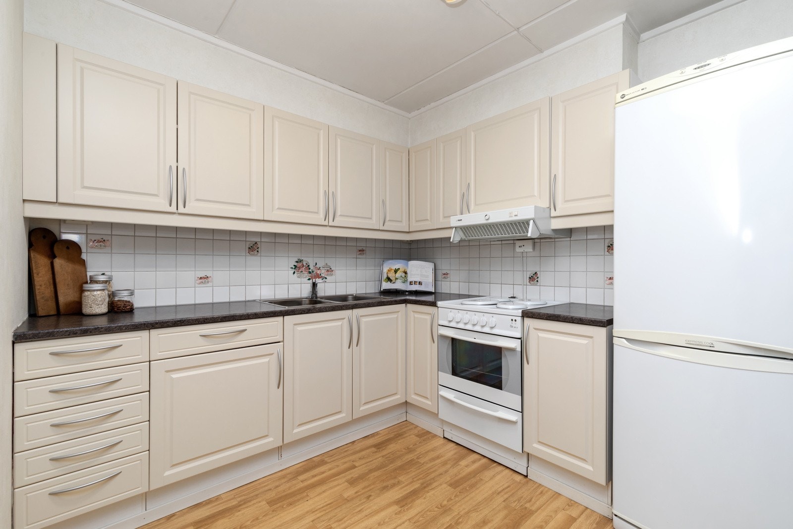 Romslig innredning med god skap- og benkeplass. Galleribilde