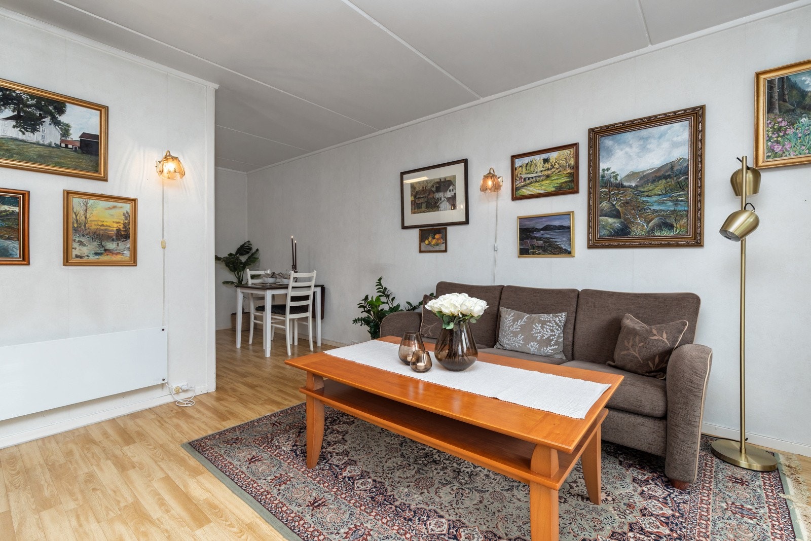 Stuen med spisebordet i bakkant. Galleribilde