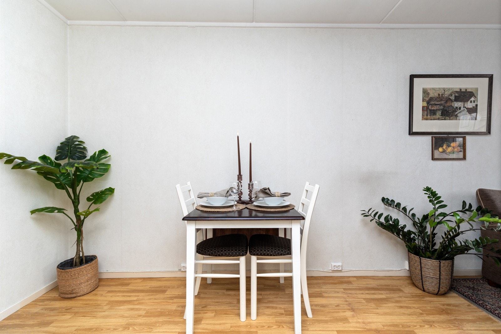 I stuen er det plass til spisebord. Galleribilde